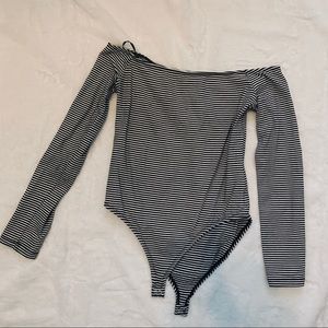 Stripped XL off shoulder bodysuit
